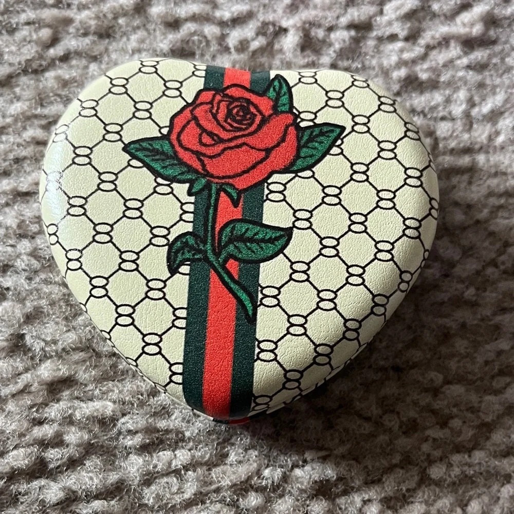 2-1 Heart-Shaped Rose Patterned Mirror and Magnifying Glass